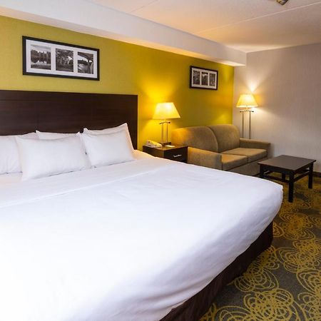 Comfort Hotel & Suites Питърбъро Екстериор снимка
